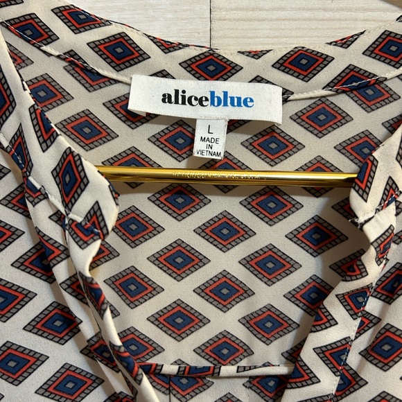 Alice Blue ⚜️ Diamond Design Flowy Short Sleeved Top - Picture 5 of 6